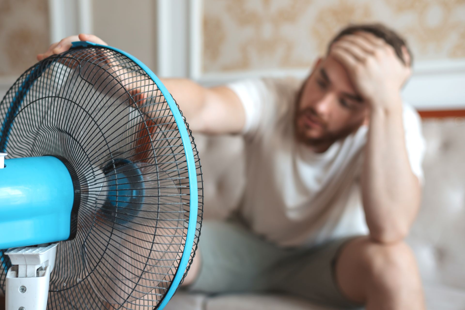 broken ac - man with fan
